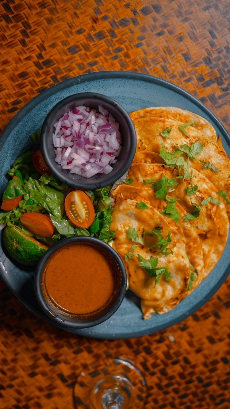 Indómitos quesadilla plate